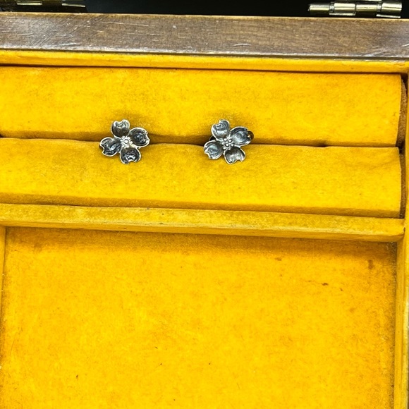 Jewelry - Vintage Real Stainless earrings |Screw Back| Flower 🌸 Shape earrings